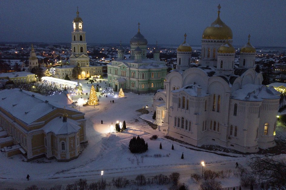 Спасо-Преображенский собор, Троицкий собор, колокольня (справа налево) на территории Свято-Троицкого Серафимо-Дивеевского женского монастыря в селе Дивеево Нижегородской области.