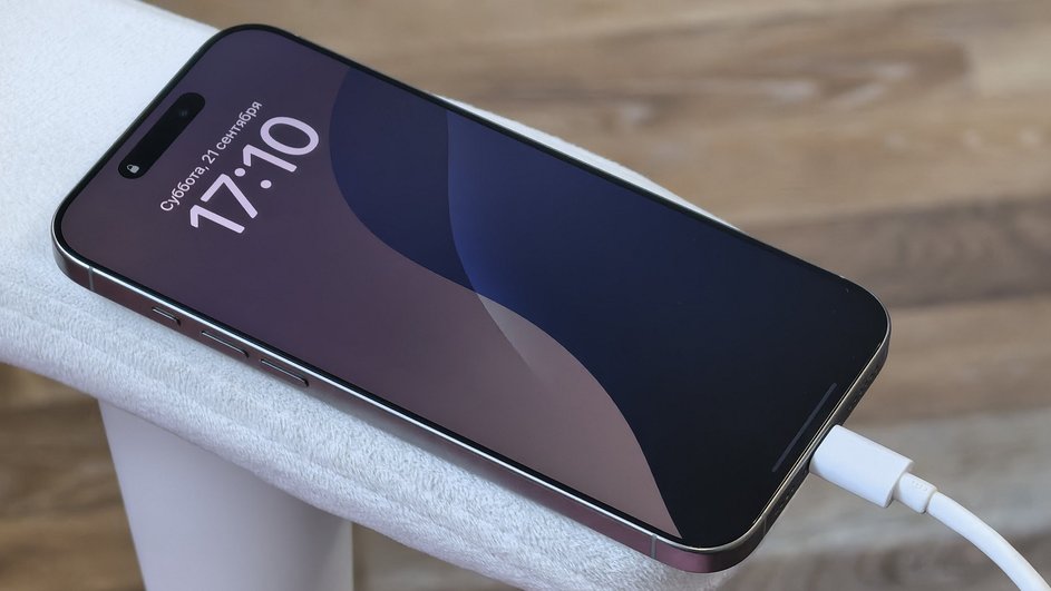 iPhone 16 Pro Max на зарядке iPhone 16 Pro Max на зарядке