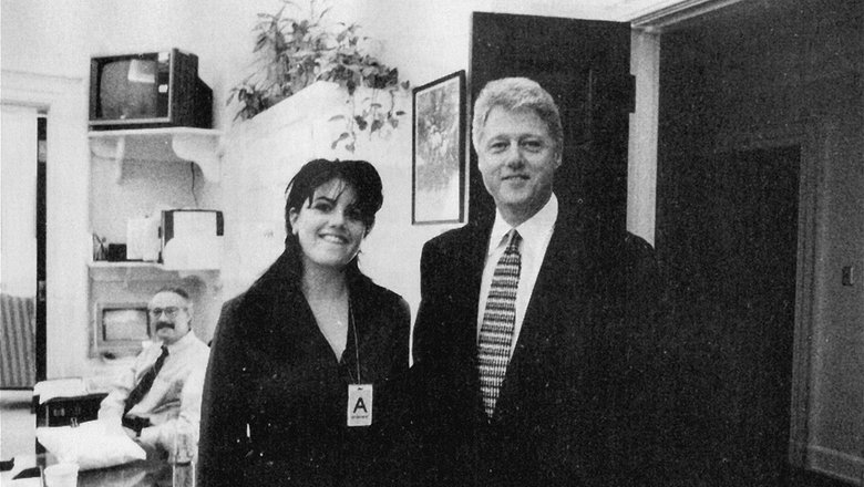 В 1995 году 25-летняя Моника Левински, будучи дипломированным специалистом, пришла в Белый дом в качестве стажера. Вскоре у девушки начался роман с президентом США Биллом Клинтоном. Несколько лет спустя эта связь превратилась в грандиозный сексуально-политический скандал, чуть не закончившийся импичментом