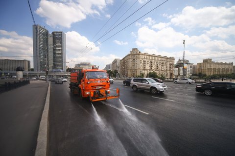 Поливальные машины летом в Москве