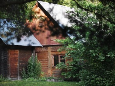 Дача, как не основное жилье, а загородный летний дом, – исключительно русское явление. Во многих европейских странах она так и называется – dacha.