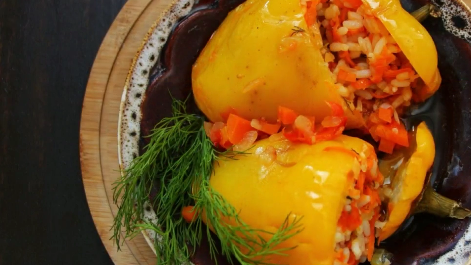 Фаршированные перцы с овощами и грибами крупным планом
