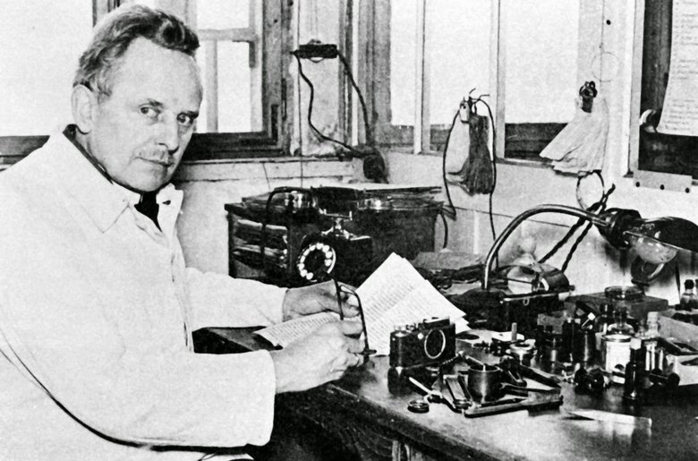 Оскар Барнак на своём рабочем месте. Фото: Юлиус Хейсген, 1934 год