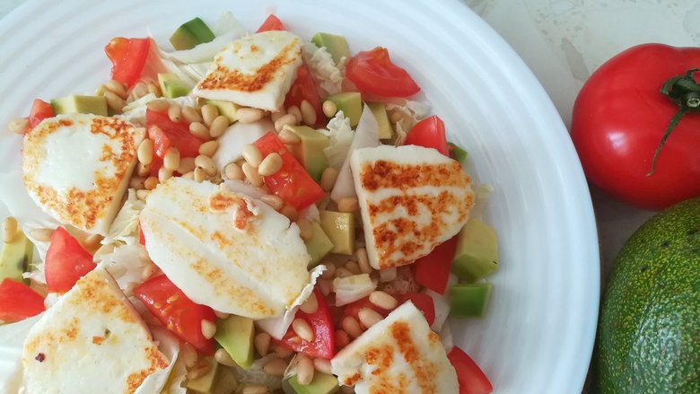 Тёплый салат с курицей и адыгейским сыром: быстро, полезно и вкусно
