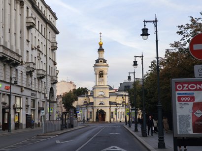 Улица на Китай городе с церковью