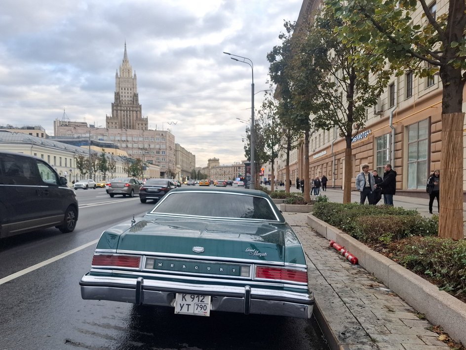 На садовом сгорел Mercury Grand Marquis