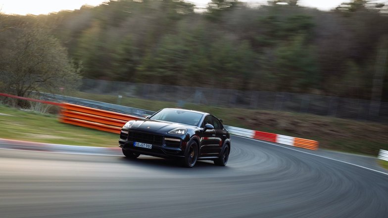 slide image for gallery: 28122 | Porsche Cayenne