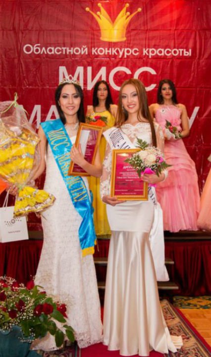 Алия с первой вице-мисс «Мисс Мангистау 2014» Лаурой Мурсалимовой