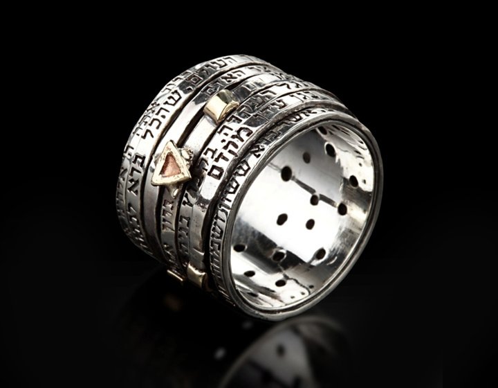 Кольцо выполнено из серебра и содержит золотые вставки
