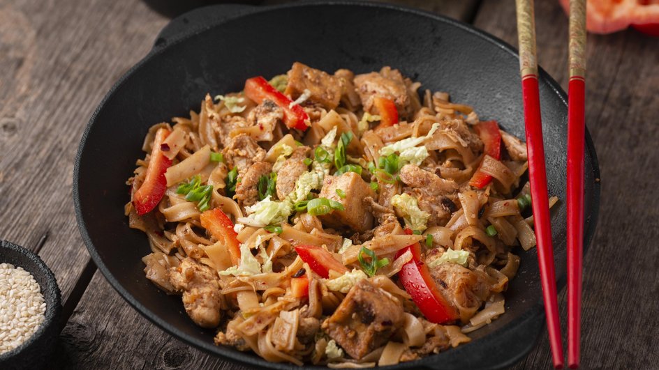 Тушеная капуста в черной тпрелке с мясом Тушеная капуста в черной тпрелке с мясом