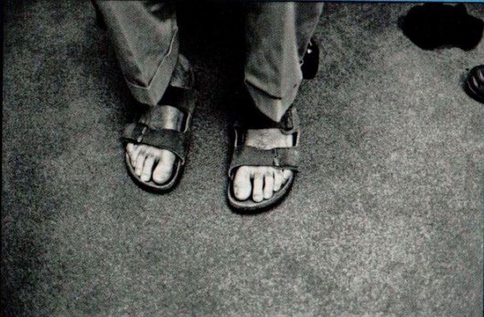 Архивный кадр с обувью Джобса