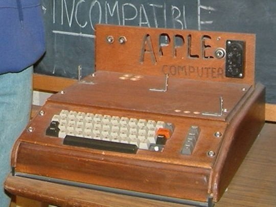Ранний персональный компьютер, первый компьютер Apple Computer, возможно, первый персональный компьютер, продававшийся в полностью собранном виде. Фото: wikipedia.org