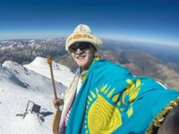 Content image for: 492093 | Казахстанский студент сыграл на домбре на горе Эльбрус