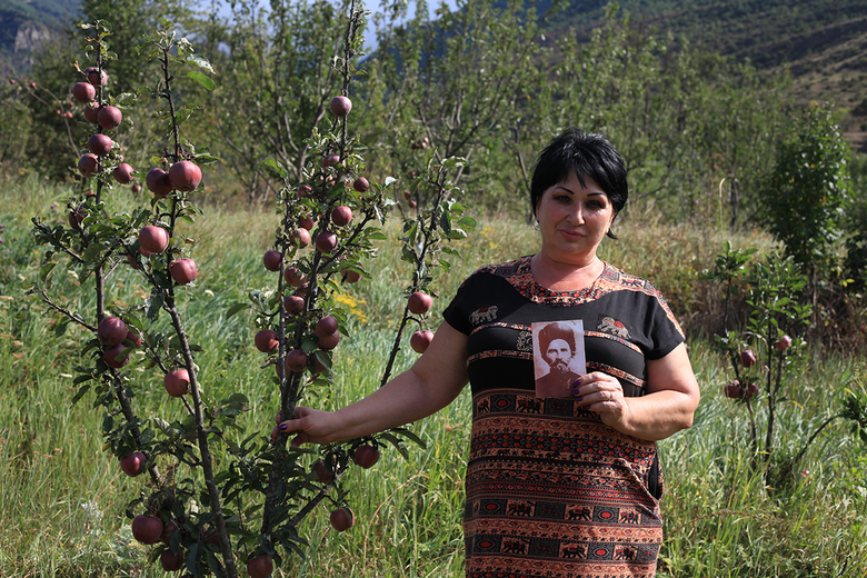 Светлана Цаллагова в своем фруктовом саду. Фото: Анна Кабисова