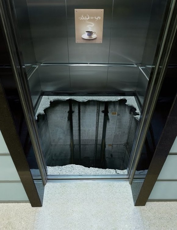 Открылась дверь, а лифта нет. Фото: basik.ru