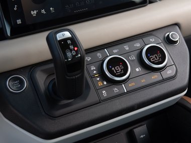 slide image for gallery: 27036 | Land Rover Defender Interior