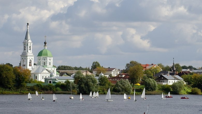 Вид на Затверецкую набережную и Свято-Екатерининский монастырь в Твери.