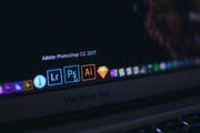 Иконки некоторых приложений Adobe на компьютере Mac. Фото: Unsplash