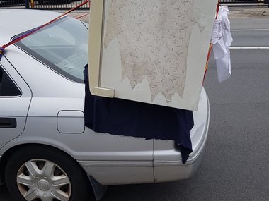 slide image for gallery: 28188 | Водитель «Тойоты Камри» попытался перевезти холодильник на машине