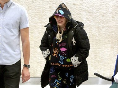 Slide image for gallery: 11698 | Как одевается Мадонна, когда думает, что ее не будут снимать