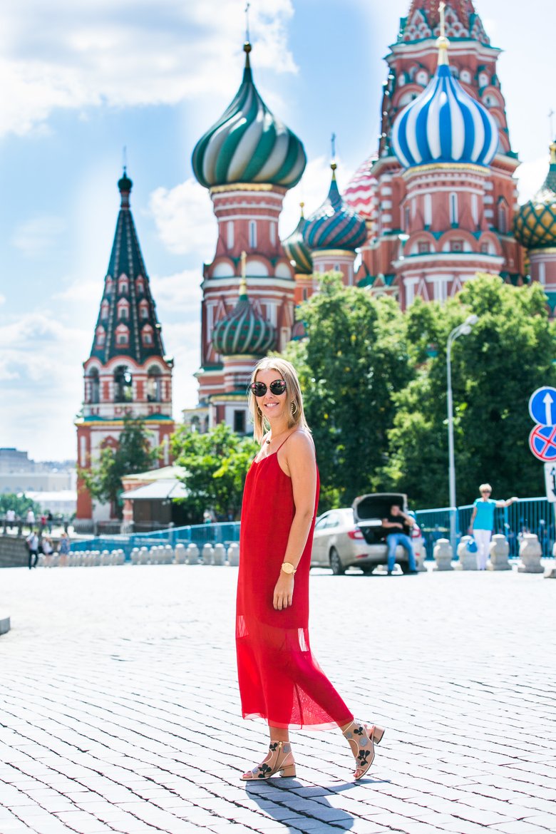 Телеведущая Ксения Собчак появилась на авторалли в красном платье