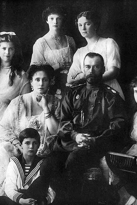 Семья Николая II в 1913 году (слева направо: Мария, Татьяна, Ольга, Александра Федоровна, Николай Александрович, Алексей, Анастасия).
