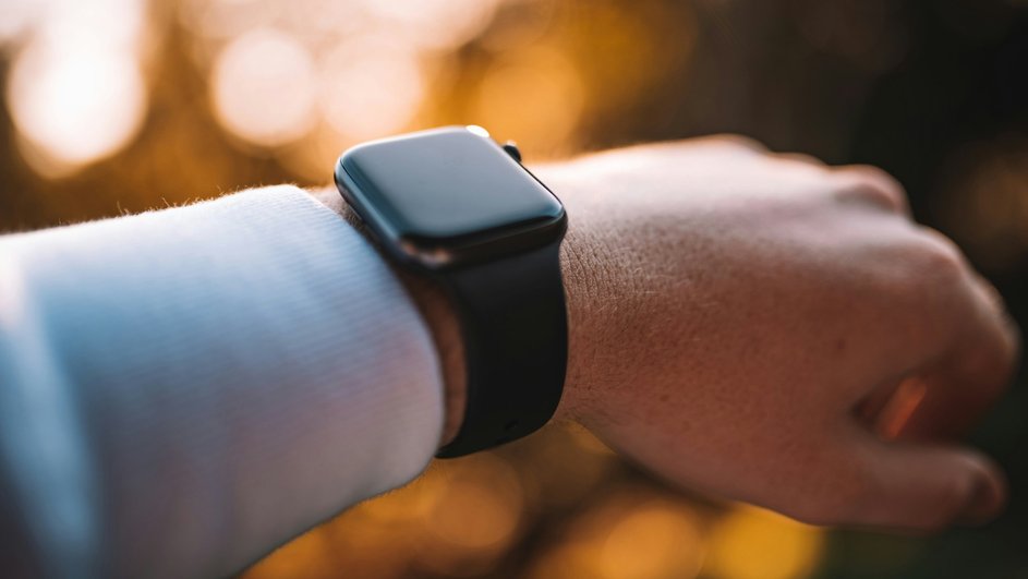 Apple Watch на руке мужчины Apple Watch на руке мужчины