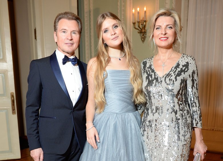 Александр Малинин, его дочь Устинья Малинина и жена Эмма Малинина на балу дебютанток журнала Tatler.