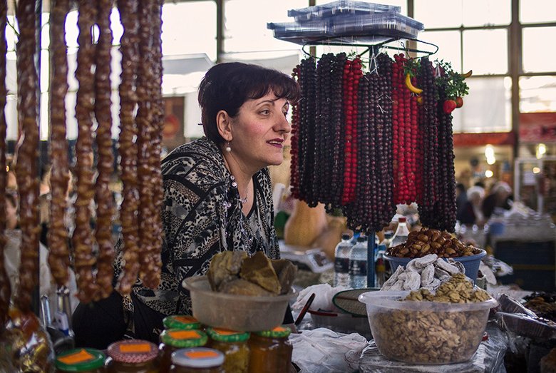Армянки всегда много работали. Например, в торговле. На большинстве рынков сладости, фрукты, одежду и украшения продают именно они.