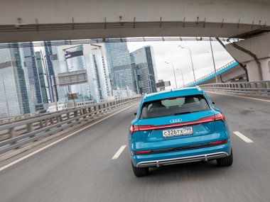 slide image for gallery: 26565 | Audi e-tron динамика