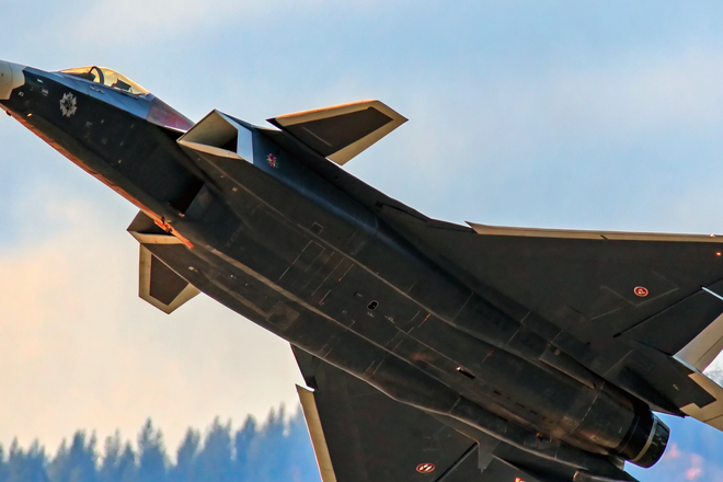 Китай вводит в строй двухместный истребитель J-20S с новейшими технологиями стелс и управления беспилотниками