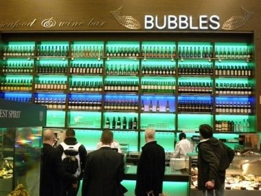 Slide image for gallery: 2402 | За ними следует ресторан Bubbles Seafood & Wine Bar в амстердамском аэропорту Schiphol