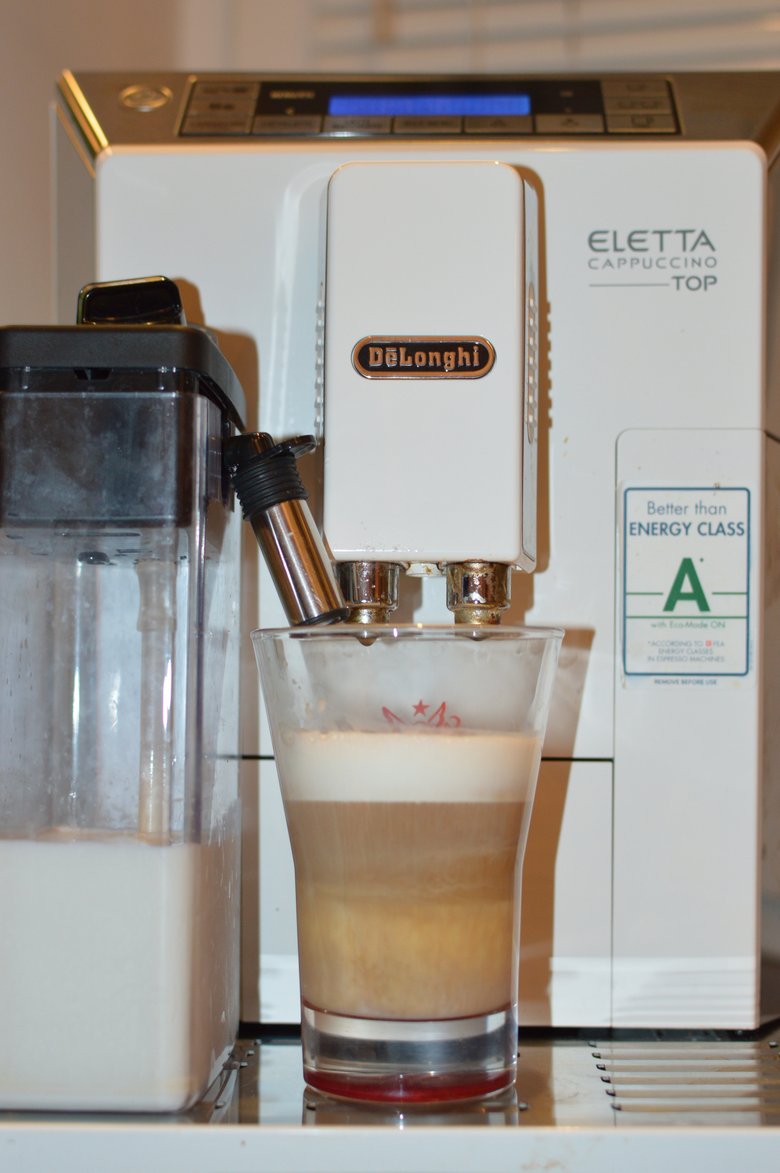 Эта кофемашина — спец по приготовлении кофейных напитков на основе молока