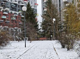 Заснеженный двор между жилыми домами