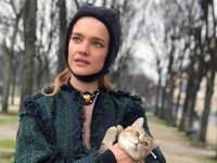 Content image for: 499681 | Наталья Водянова в забавной шапке и с котом на руках прогулялась по парку