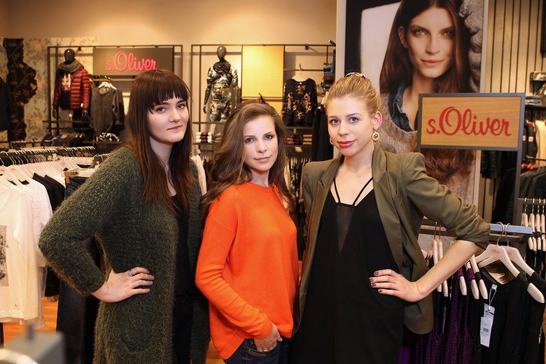 С нашей героиней Леной (в центре) и вторым стилистом Дашей (справа) мы встретились уже в магазине