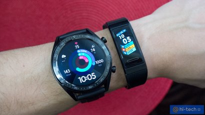 Слева - как выглядит Huawei Band 3 Pro без ремешка. Справа -  сравнение с Huawei Watch GT (диаметр - 46 мм).