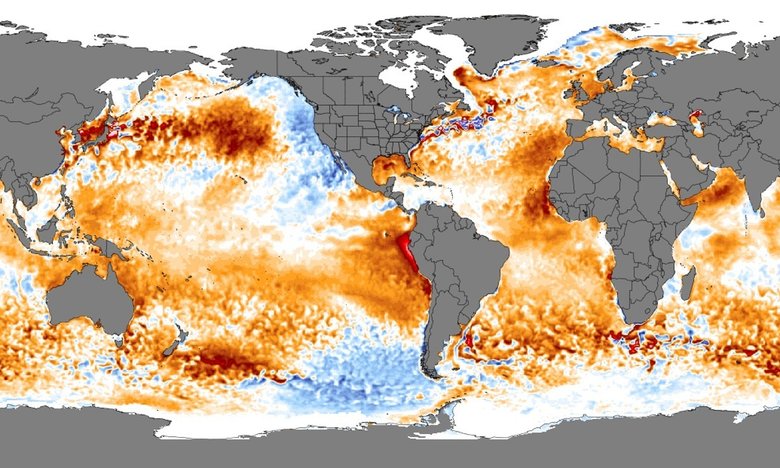 Глобальная карта с использованием данных Национального управления океанических и атмосферных исследований, показывающая области оранжевым и красным цветом, где температура была выше среднего многолетнего значения. Фото: University Of Maine