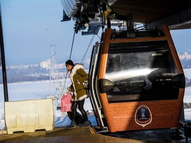 Местные жители пользуются канатной дорогой как альтернативой автобусам и речным такси. Катаются тут и туристы – чтобы насладиться открывающимися из кабинки панорамными видами.