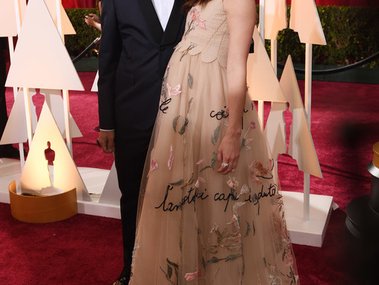 Slide image for gallery: 5233 | Актриса выбирала роскошные свободные платья для своих выходов в свет во время беременности. Например, этот наряд она выбрала для появления на церемонии вручения премии «Оскар»
