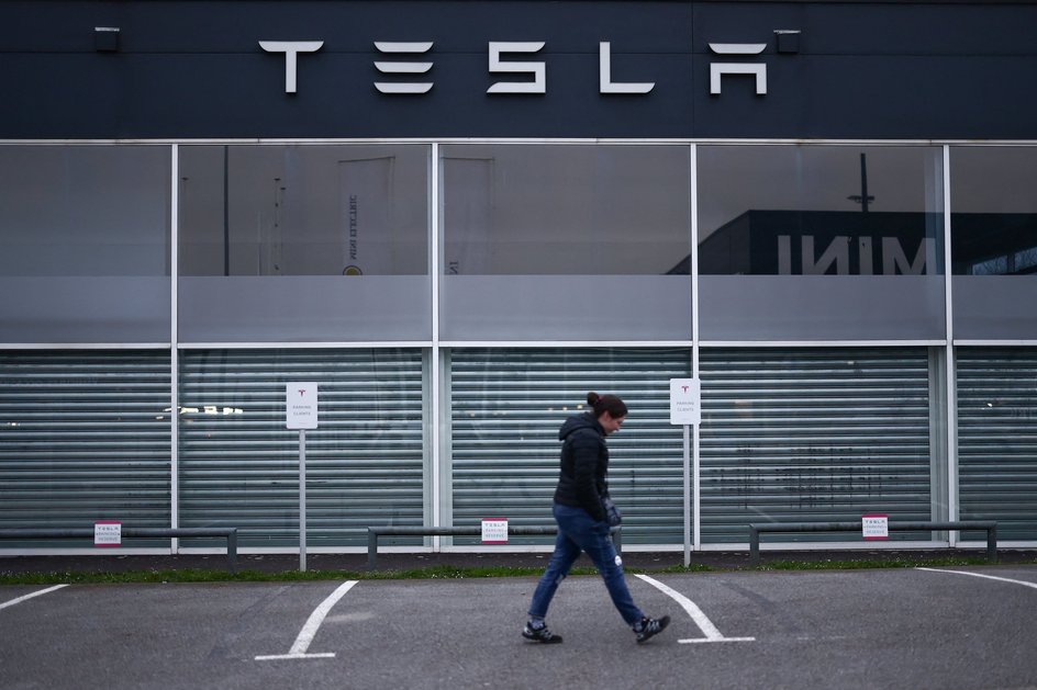 Акции протеста против компании Tesla проходят во многих странах Европы