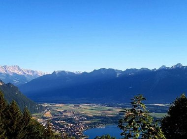 Slide image for gallery: 6505 | Пригожин поделился красивым видом швейцарского озера @prigozhin_iosif