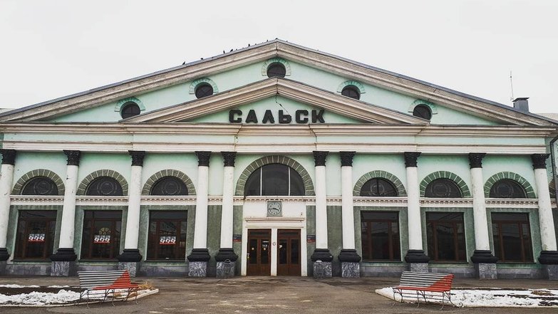 Сальск, Ростовская область. Вокзал построен в 1950 году, снесён в 2019, на его месте планируют построить новый. Источник: Instagram / samayaschastlivaya666