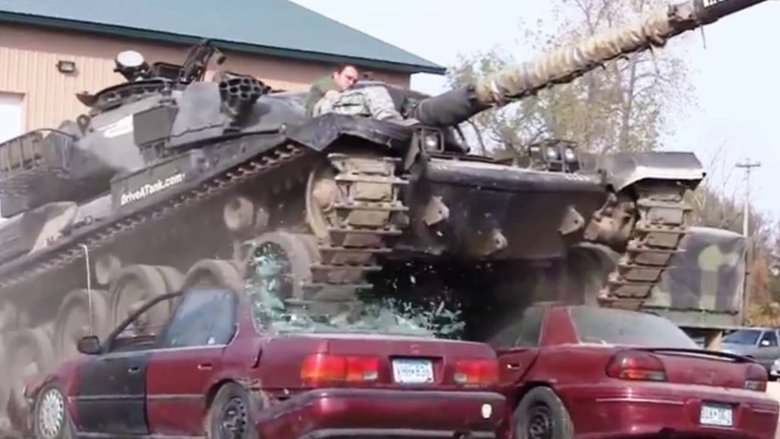 Один из возможных способов применения танка. Фото: YouTube