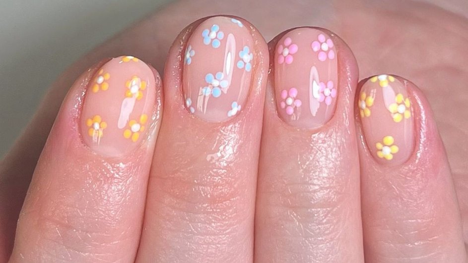 Короткие ногти с цветами 