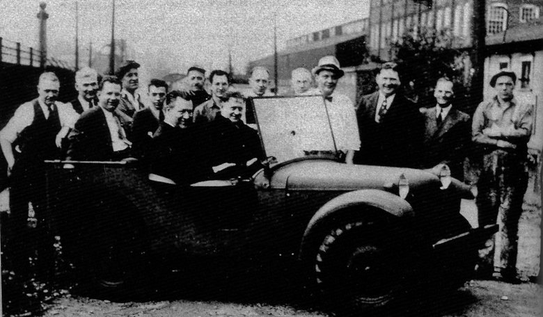 Исторический кадр. Команда создателей самого первого Jeep в истории фотографируется на фоне готового прототипа. Крайний слева – главный идеолог проекта Карл Пробст