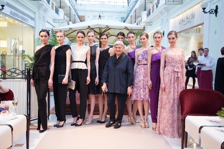 Креативный директор марки Max Mara Лаура Лусуарди с моделями Креативный директор марки Max Mara Лаура Лусуарди с моделями
