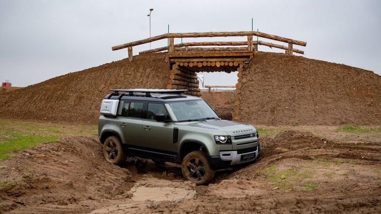 slide image for gallery: 27037 | Land Rover Defender Offroad