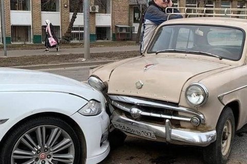 Столкновение эпох: «Москвич» попал в ДТП с «Ягуаром»