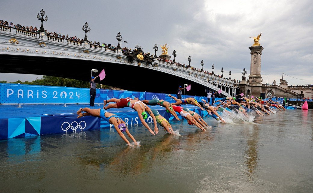 Тренировочные заплывы триатлонистов на ОИ-2024 вновь отменили из-за качества воды в Сене